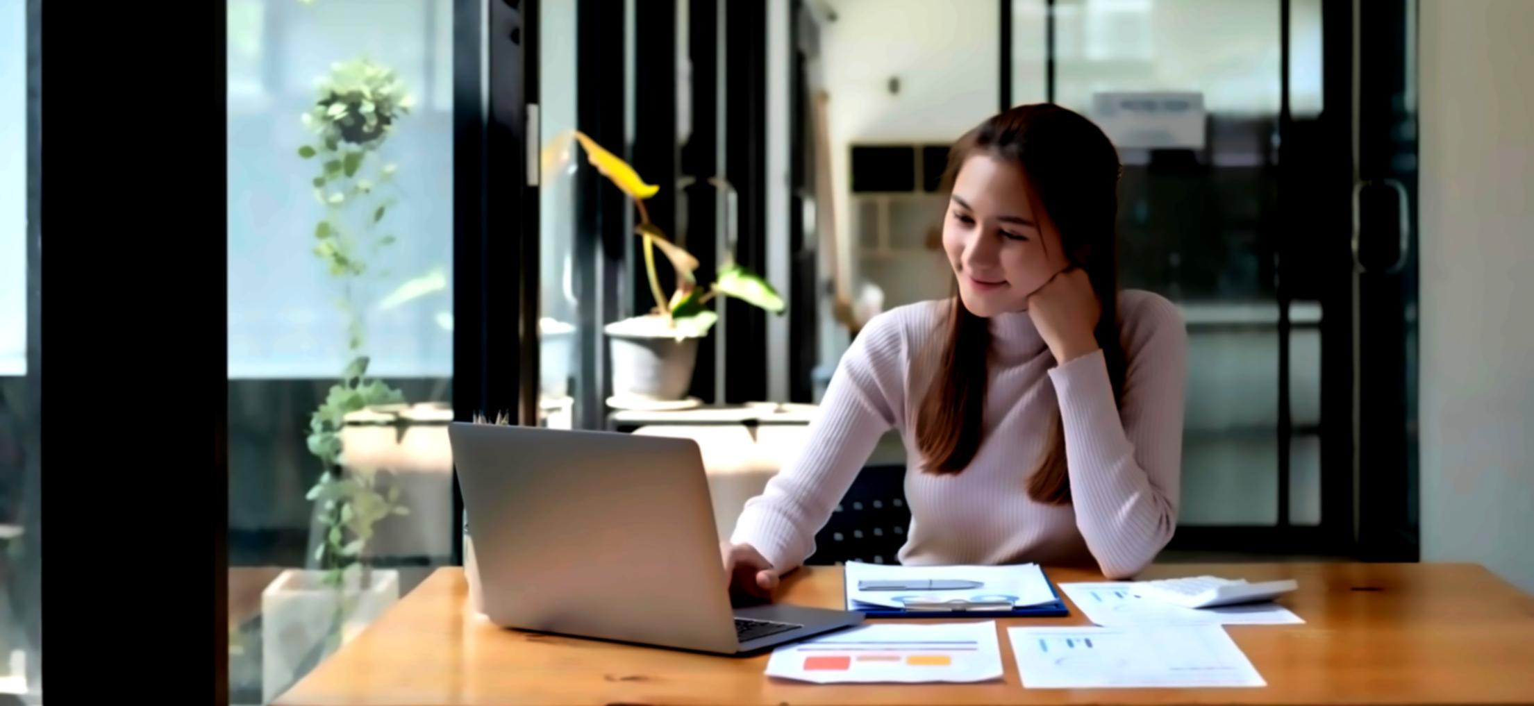 Espacio de trabajo con gráficos financieros y calculadora mostrando análisis de datos