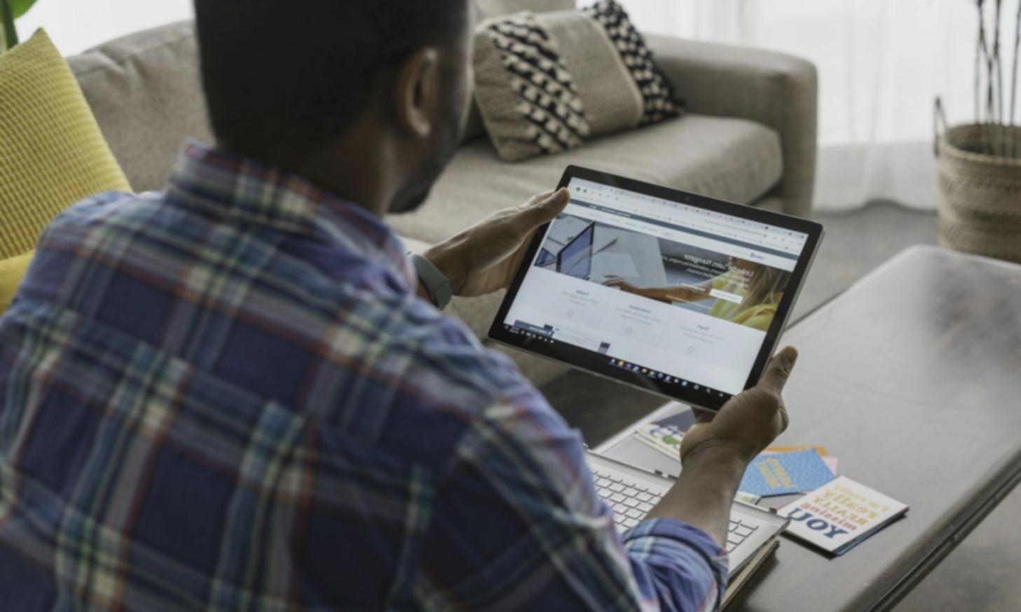 Asesor financiero en conversación cercana con cliente