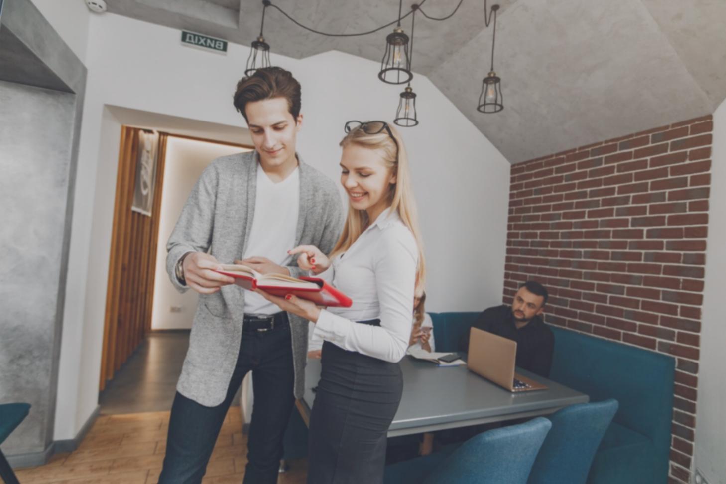 Persona revisando documentos financieros en un espacio de trabajo organizado